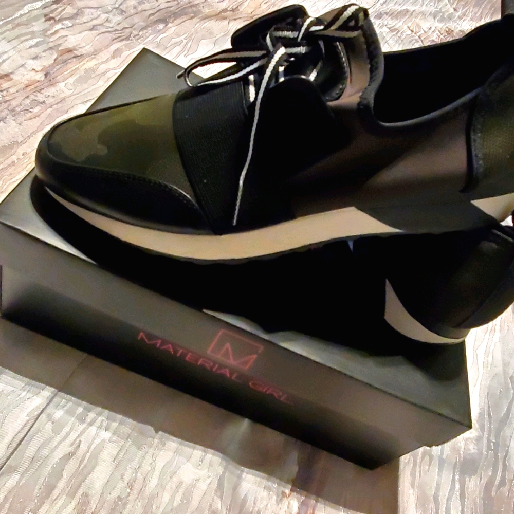 Women's casual sneakers